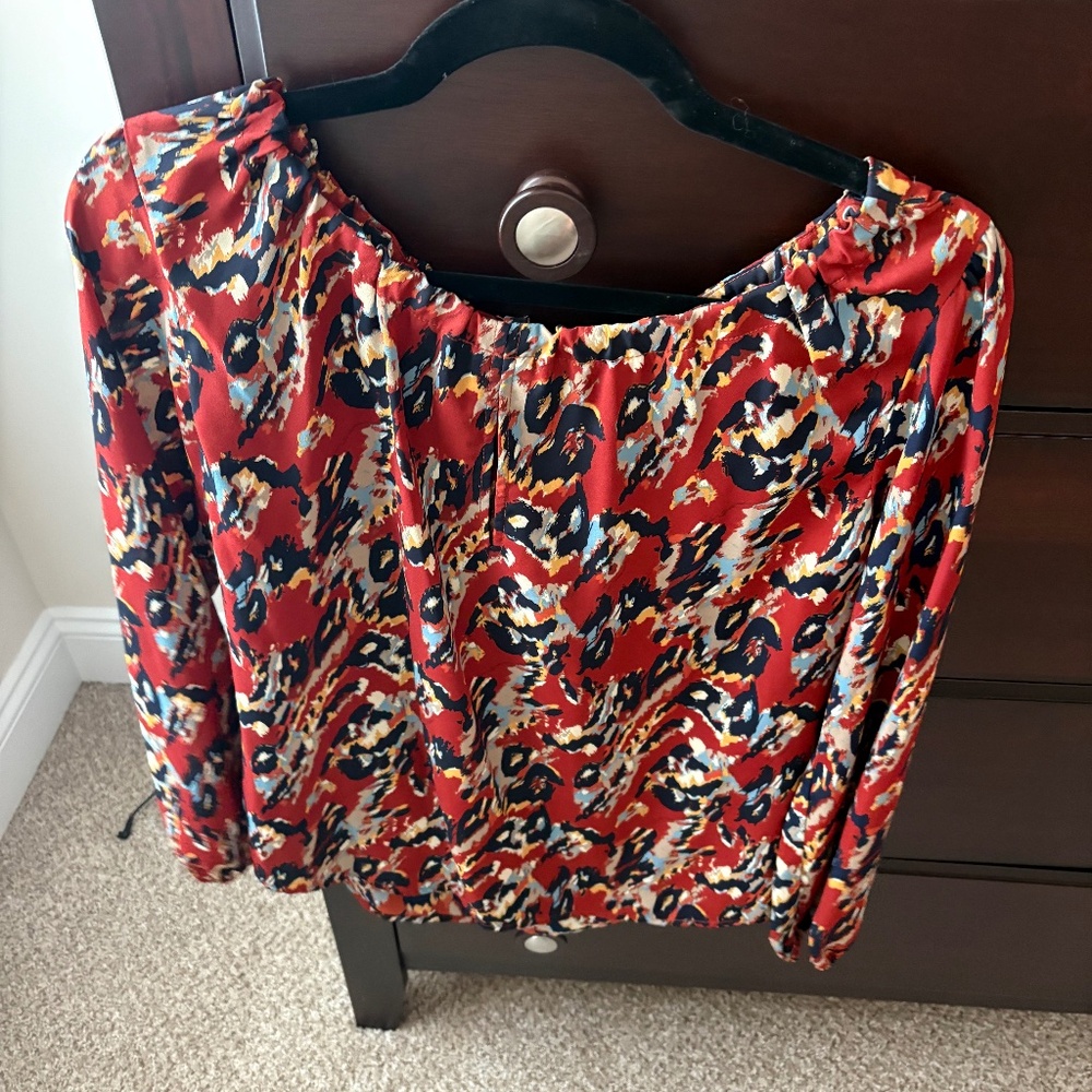 Size Small Veronica M Printed Long Sleeve Key Hole Blouse